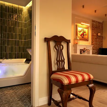 Old Town Apartment *